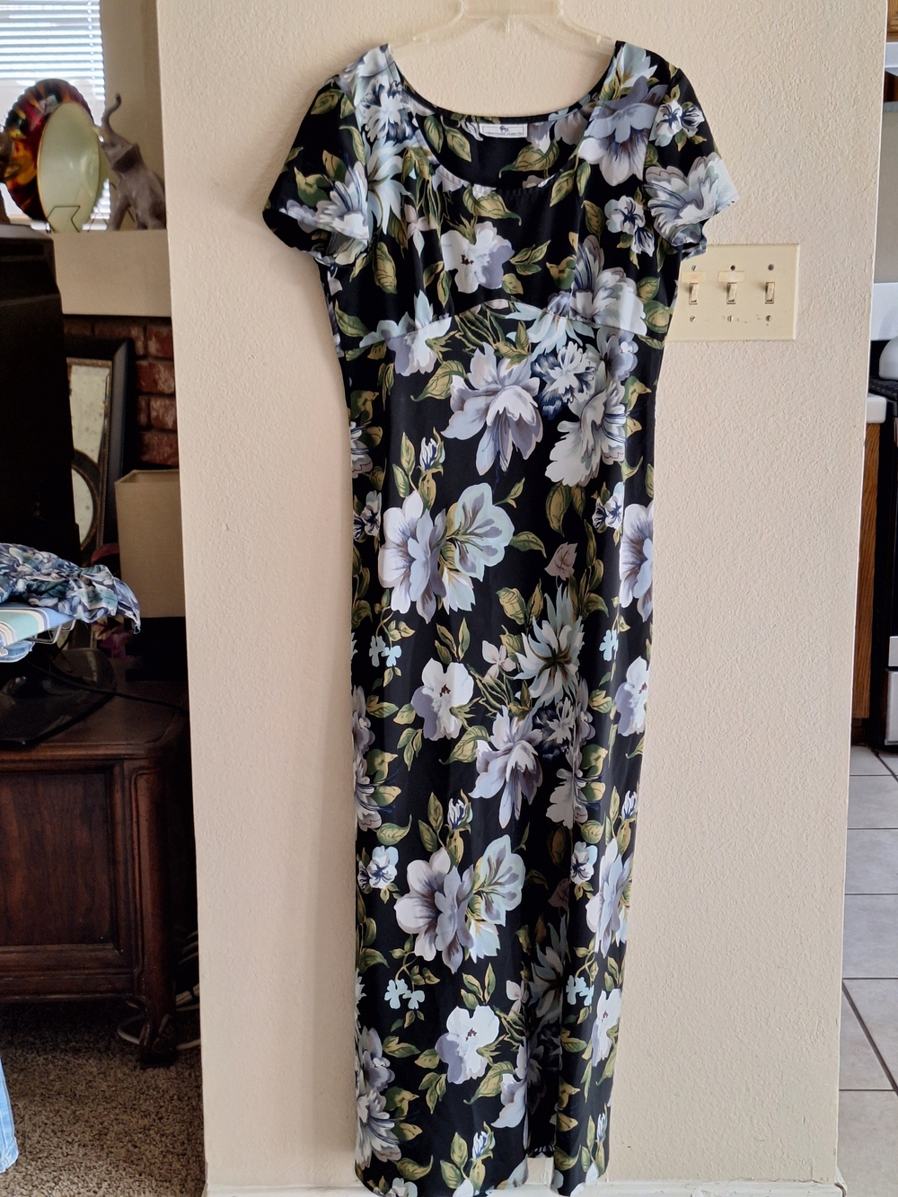 Floral Short-Sleeve Maxi Dress Sz10/12 Black with White Green Floral Scoop Neck